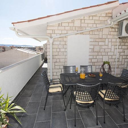Cherry Omis Exterior photo