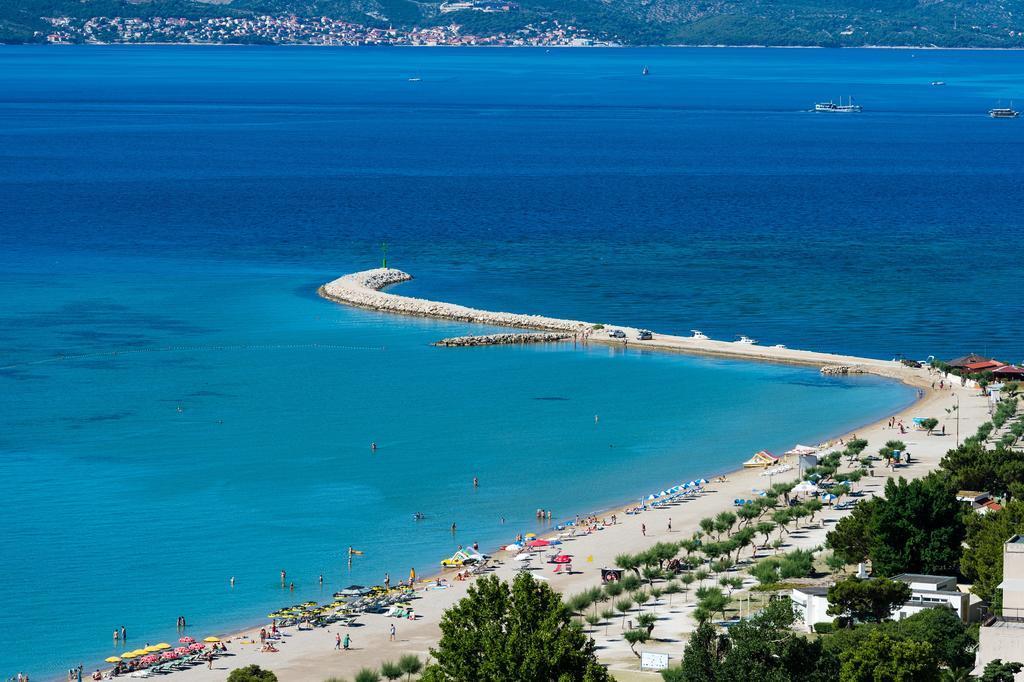 Cherry Omis Exterior photo
