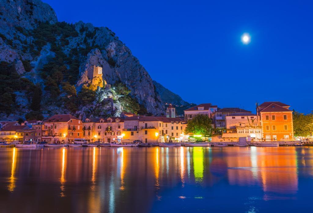 Cherry Omis Exterior photo