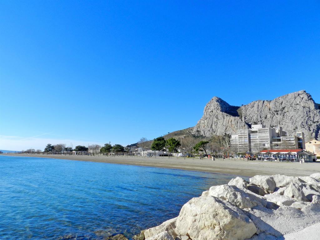 Cherry Omis Exterior photo