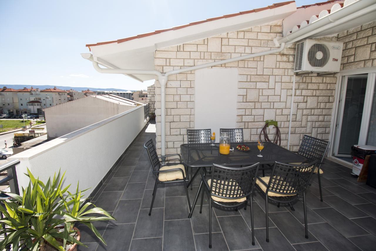 Cherry Omis Exterior photo